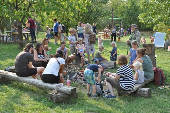 Fuchsfarm Wiese mit Leuten