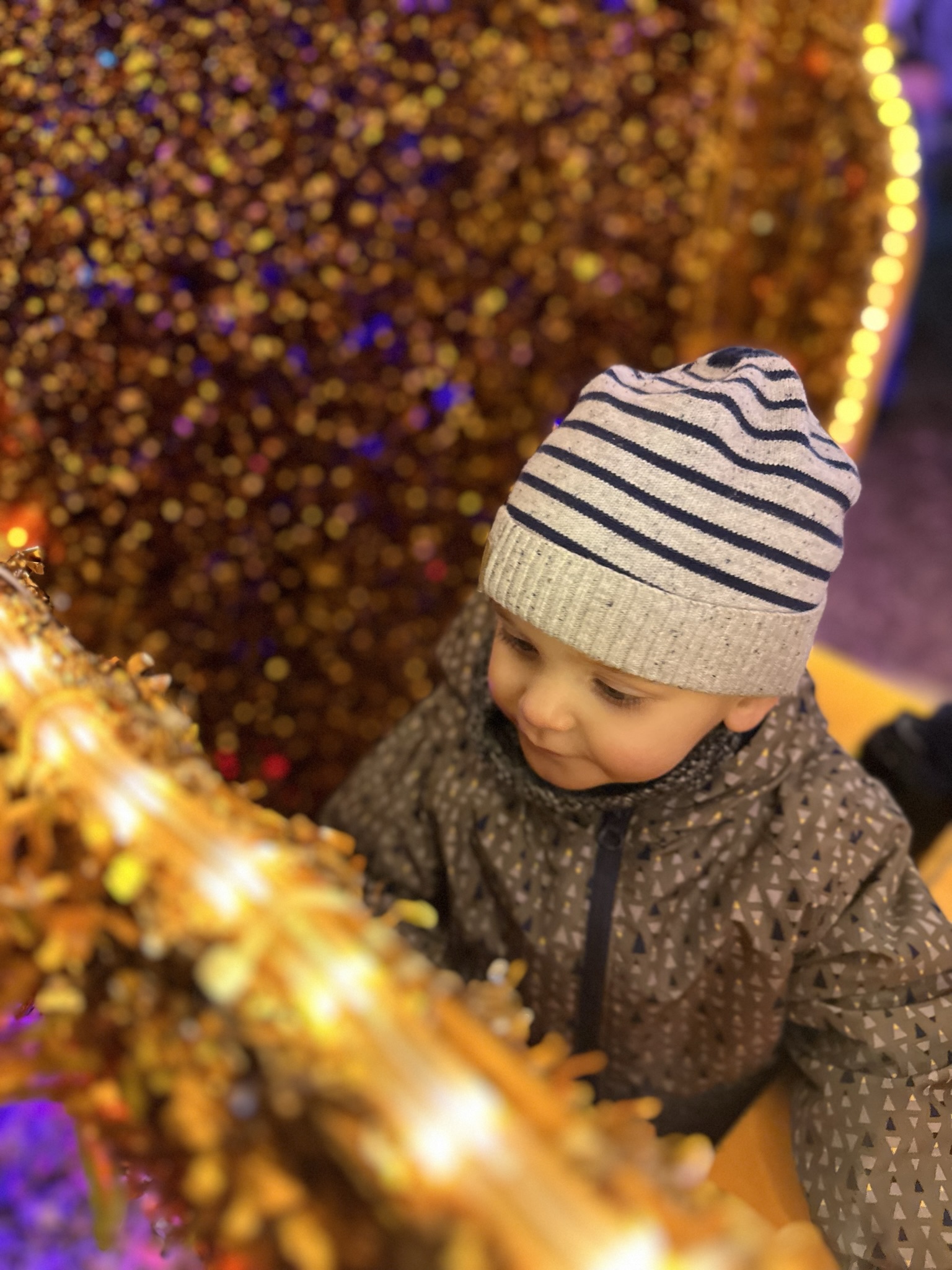 Kind in der Glitzerwelt